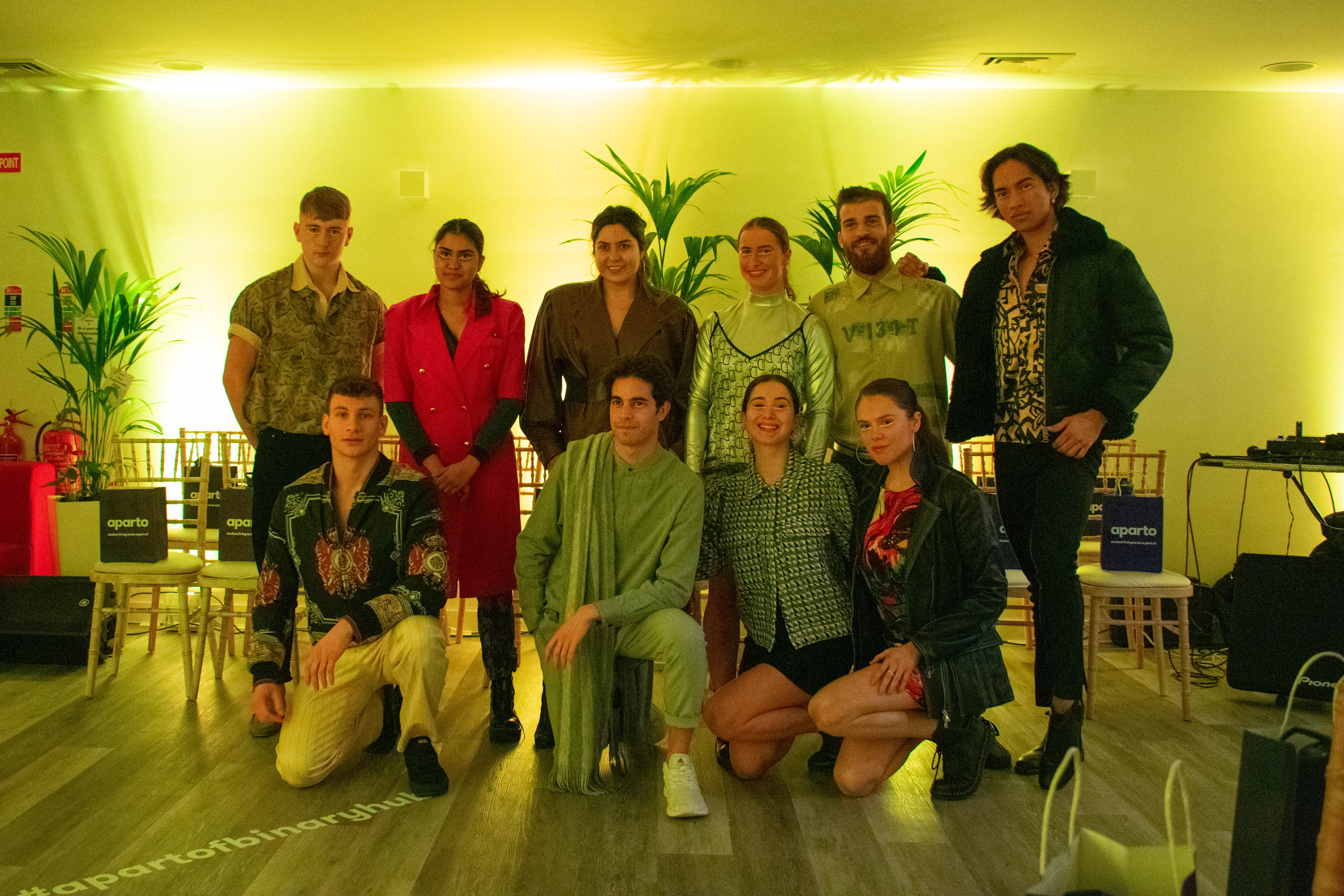 Los estudiantes residentes de aparto se suben a la pasarela del estilo sostenible, ¡y todo por una buena causa!