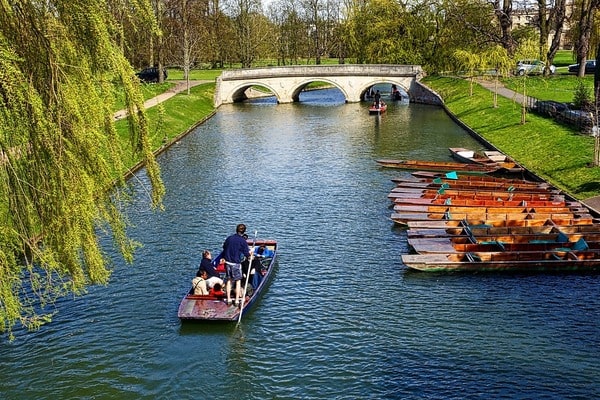 personnes faisant du punting à Cambridge