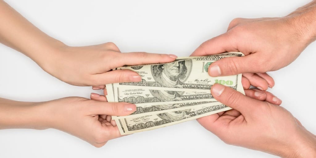 personnes partageant de l'argent